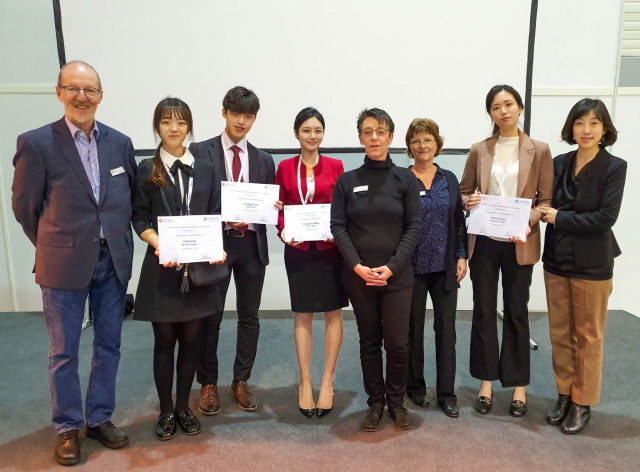 경북대 학생들이 최근 독일에서 열린 국제 PE 무역박람회에서 수상한 뒤 기념촬영을 하고 있다. 경북대 제공