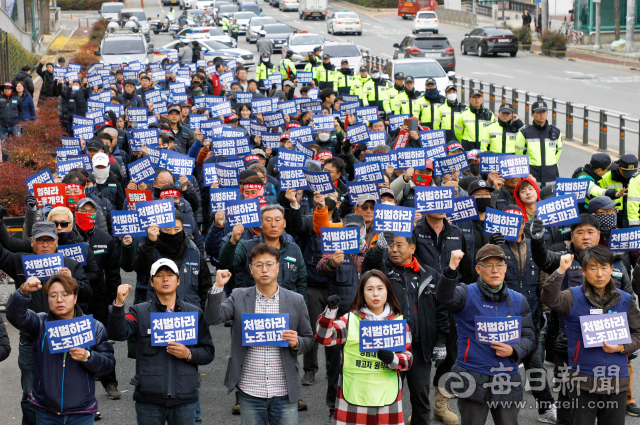 민주노총 대구본부가 지난해 11월 27일 영남대의료원 해고 노동자 고공농성 150일째를 맞아 반월당에서 영남대의료원까지 행진을 하고 있다. 매일신문 DB