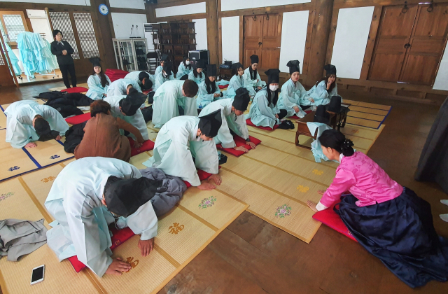 계명문화대 선비문화체험에 참여한 학생들이 유복(선비옷)을 입고 생활예절교육(의례)을체험하고 있다.
