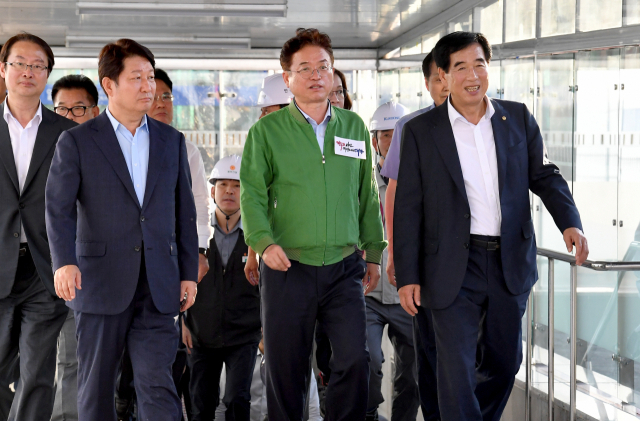 지난 9월 권영진 대구시장과 이철우 경상북도지사가 교환근무 일정의 하나로 대구경북 상생과제 현장인 대구도시철도 1호선 하양연장 현장을 방문하고 있다. 경북도 제공