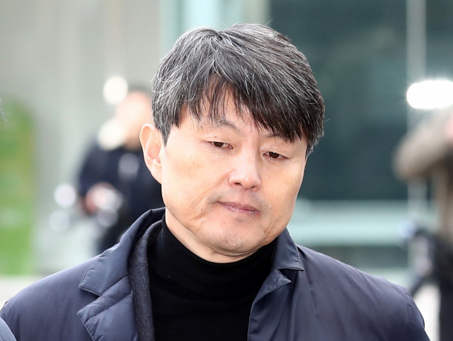 금융위원회 재직 당시 업체들로부터 뇌물 등을 받고 편의를 봐줬다는 의혹을 받는 유재수 전 부산시 경제부시장이 지난달 27일 서울 송파구 서울동부지법으로 영장실질심사를 받기 위해 출석하고 있다. 연합뉴스
