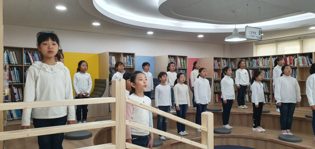 대구 신매초 학생들이 도서관 개관식을 맞아 축하공연을 하고 있다.