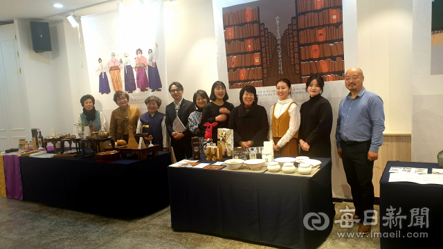 안동 관광두레가 사업 5년을 마무리하면서 조촐한 성과보고회를 가졌다. 성과보고회에 참여한 주민사업체 대표들과 전미경 안동관광두레PD(사진 중앙)가 기념 촬영하고 있다. 엄재진 기자