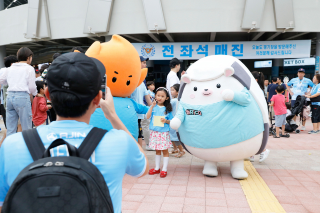1일 대구FC와 FC서울과의 경기가 펼쳐질 DGB대구은행파크에서 리카 부스가 마련된다. 이 곳에서는 리카 3종 세트(리카 가방고리, 리카 앉은 인형, 리카 얼굴 쿠션)를 구입할 수 있다. 대구FC 제공.