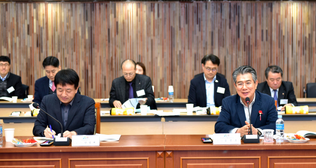 28일 경주시 보문관광단지 내 경상북도문화관광공사에서 열린 주요 관광기관장 워크숍에서 김성조(앞줄 오른쪽) 경북문화관광공사 사장이 사업추진계획을 발표하고 있다. 경북문화관광공사 제공