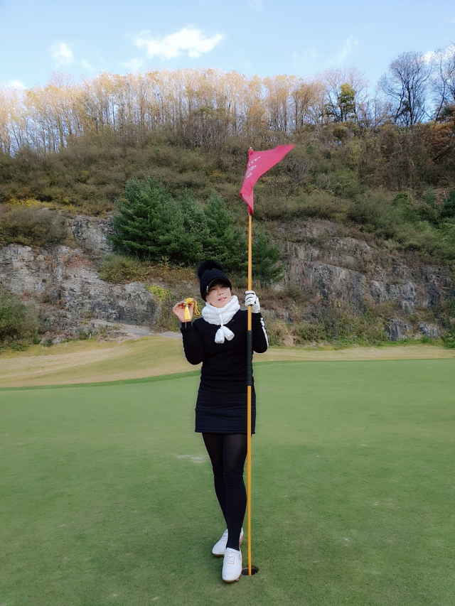 류연옥씨가 홀인원 기념 동반 라운딩에서 또다시 홀인원을 한 경산 인터불고cc 마운틴코스 7번 홀에서 기념 사진을 찍었다.