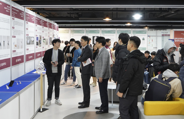 28일 경일대에서 열린 창의·융합 키움페어에서 창업동아리 학생이 전시된 결과물을 설명하고 있다. 경일대 제공