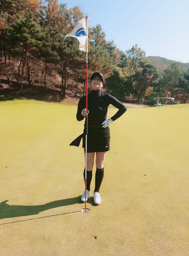 류연옥씨가 생애 첫 홀인원을 한 안동 고은cc에서 기념 사진을 찍었다.