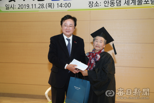 한글배달교실 졸업식에서 권분한 할머니가 직접 쓴 손 편지글을 권영세 안동시장에게 전하면서 활짝 웃고 있다. 안동시 제공