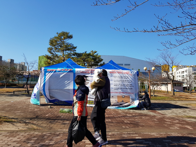 29일 오전 경북 포항 남구 오천읍 문덕리 원동3지구 근린공원에 설치된 투표 청구인 측 천막 대책본부를 주민들이 바라보고 있다. 배형욱 기자