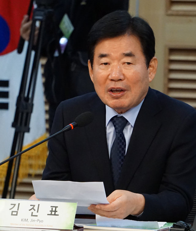 더불어민주당 김진표 의원이 25일 오전 서울 여의도 의원회관에서 열린 한국-인도네시아 농·수산·환경 분야의 청년창업 협력에 대한 정책토론회에서 인사말을 하고 있다. 연합뉴스