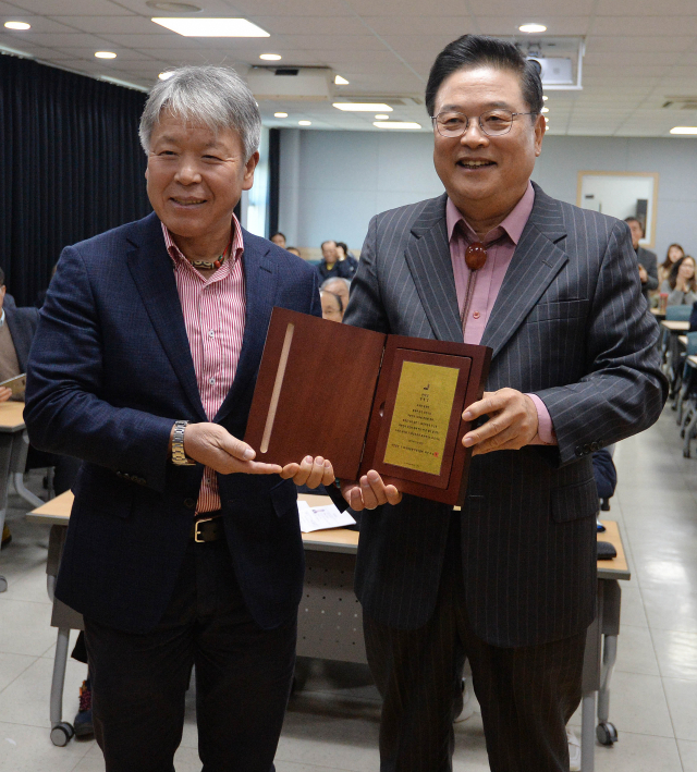 산악인 엄홍길 대장(왼쪽)이 29일 오전 대구 중구 남산동 2·28민주운동기념회관에서 우동기 2·28민주운동기념사업회장으로부터 2·28민주운동 홍보대사 위촉패를 받고 있다. 김영진 기자 kyjmaeil@imaeil.com