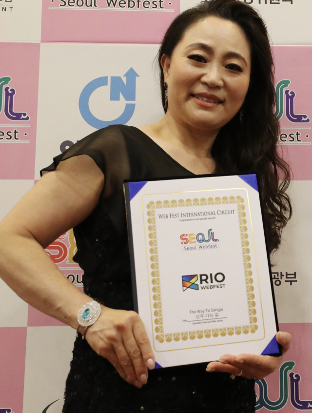 최은희 TPI 대표가 브라질 리오웹페스트 영화제에서 인터내셔널 서킷 상을 수상한 뒤 기념촬영을 하고 있다. TPI 제공