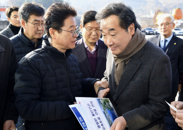 이철우 경상북도지사가 지난달 30일 상주곶감유통센터를 방문한 이낙연 국무총리에게 영일만 횡단구간 고속도로 건설을 건의하고 있다. 경북도 제공