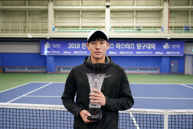 나정웅(대구시청)이 지난달 30일 강원도 양구테니스파크 실내테니스장에서 열린 2019 한국실업테니스마스터즈 남자단식에서 우승을 차지한 뒤 트로피를 들고 기념촬영을 하고 있다. 한국실업테니스연맹 제공