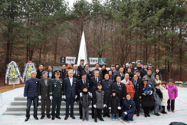 경북 안동에서 한국전쟁 민간인 희생자에 대한 합동위령제와 함께 유족들의 숙원이었던 위령탑 제막식이 열렸다. 유족과 관계자들이 눈물 모양으로 준공된 위령탑 앞에서 기념촬영을 하고 있다. 안동민간인유족회 제공