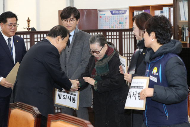 강제동원공동행동, 정의기억연대 등 피해자 시민사회단체 관계자가 지난달 서울 여의도 국회를 방문, 문희상 국회의장에게 문 의장이 제시한 강제동원 피해자 배상해법에 대한 항의서한을 전달하고 있다. 연합뉴스