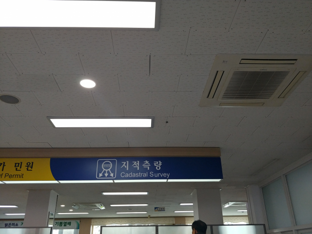 대구 한 구청에 있는 석면 자재가 쓰인 천정재가 깨져 있다.