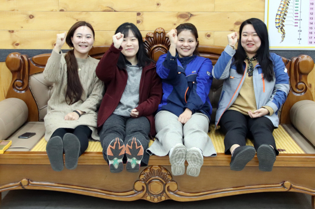 지압침대 생산업체인 3H 직원들이 화이팅을 외치고 있다. 박상구 기자