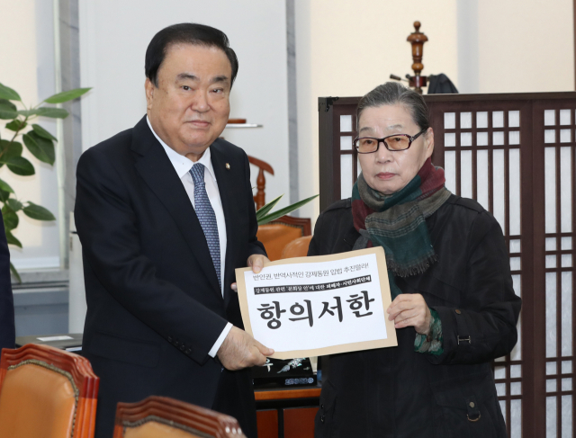 강제동원공동행동, 정의기억연대 등 피해자 시민사회단체 관계자가 27일 오후 서울 여의도 국회를 방문, 문희상 국회의장에게 문 의장이 제시한 강제동원 피해자 배상해법에 대한 항의서한을 전달하고 있다. 연합뉴스