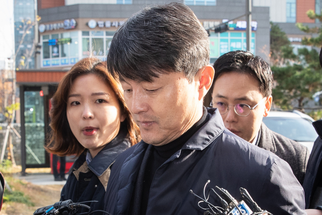 금융위원회 재직 당시 업체들로부터 뇌물 등을 받고 편의를 봐줬다는 의혹을 받는 유재수 전 부산시 경제부시장이 27일 서울 송파구 서울동부지법으로 영장실질심사를 받기 위해 출석하고 있다. 연합뉴스