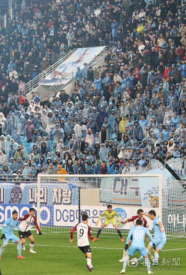 1일 대구 북구 DGB대구은행파크에서 열린 프로축구 하나원큐 K리그1 2019 대구FC 와 FC서울 경기를 찾은 대구FC 축구팬들이 열띤 응원전을 펼치고 있다. 성일권 기자 sungig@imaeil.com