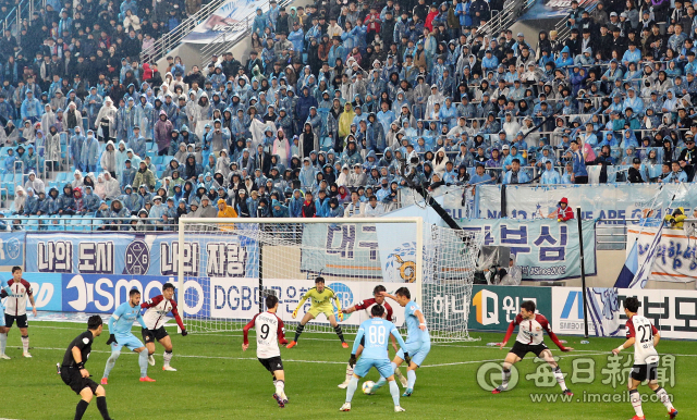 2019 대구FC 와 FC서울 경기를 찾은 대구FC 축구팬들이 열띤 응원전을 펼치고 있다. 성일권 기자 sungig@imaeil.com