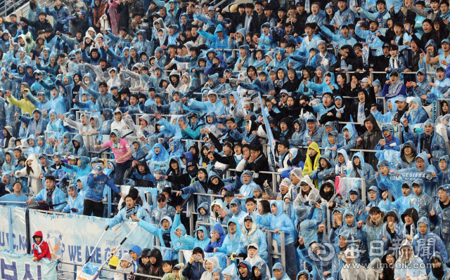 대구FC 축구팬들이 열띤 응원전을 펼치고 있다. 매일신문DB