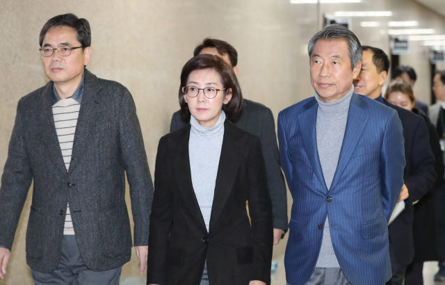 자유한국당 나경원 원내대표와 의원들이 1일 오후 서울 여의도 국회에서 열린 