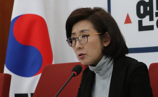 자유한국당 나경원 원내대표가 1일 오후 서울 여의도 국회 원내대표실에서 기자회견을 하고 있다. 연합뉴스