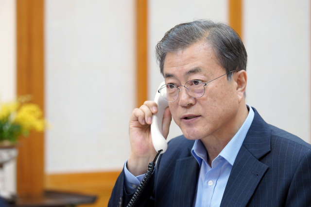 문재인 대통령이 1일 청와대에서 우르줄라 폰데어라이엔 신임 EU 집행위원장과 통화하고 있다. 연합뉴스