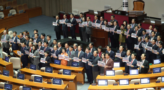 자유한국당 나경원 원내대표와 의원들이 29일 서울 여의도 국회 본회의장에서 필리버스터 보장을 요구하고 있다. 연합뉴스