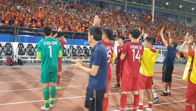 박항서 감독이 이끄는 베트남 22세 이하(U-22) 축구 대표팀이 1일 필리핀 마닐라 리살 기념 경기장에서 펼친 동남아시아게임 축구 B조 3차전에서 인도네시아에 2-1로 역전승한 뒤 베트남 축구팬들과 기뻐하고 있다. 연합뉴스