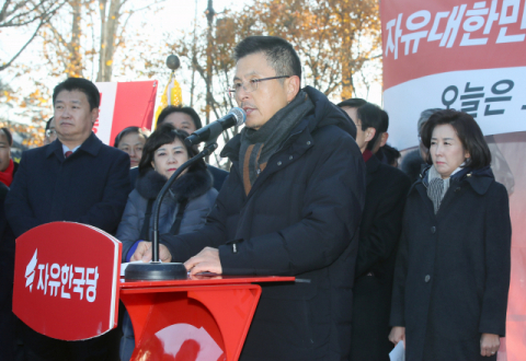 단식투쟁을 했던 자유한국당 황교안 대표가 2일 청와대 사랑채 투쟁천막 앞에서 열린 최고위원회의에서 발언하고 있다. 연합뉴스