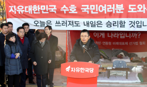 단식투쟁을 했던 자유한국당 황교안 대표가 2일 청와대 사랑채 투쟁천막 앞에서 열린 최고위원회의에서 발언하고 있다. 연합뉴스
