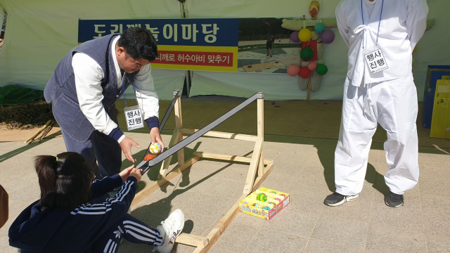 군위역사문화재현테마공원에서 한 어린이가 대형 새총으로 표적 맞추기 놀이를 하고 있다. (주)군위체험학교 제공