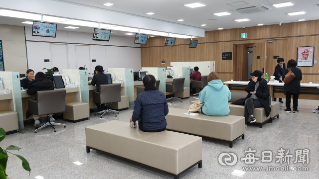 2일부터 신사옥에서 업무에 들어간 NH농협 예천군지부 1층 은행창구 모습. 윤영민 기자