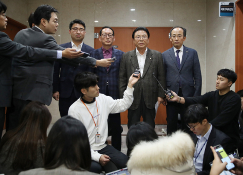 자유한국당 박맹우 사무총장(오른쪽 두번째)이 2일 서울 여의도 국회 정론관에서 기자회견을 열고 당직자들이 당의 개혁과 쇄신에 동참하겠다는 뜻을 밝히며 당직 사표서를 일괄 제출했다고 밝히고 있다. 연합뉴스