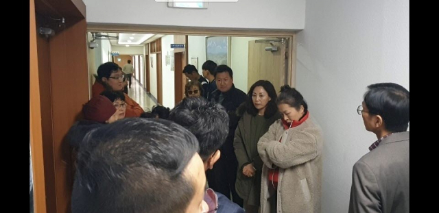 경북 경산 대임공공주택지구에 편입되는 일부 토지 소유자들이 2일 경산시장실 앞 복도에서 