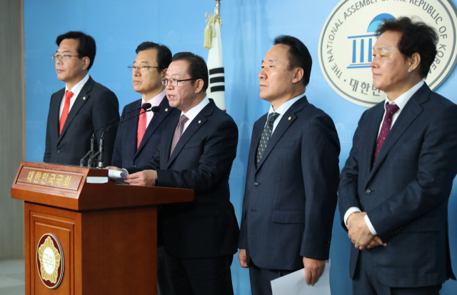 자유한국당 예산소위원회 위원들이 2일 오전 서울 여의도 국회 정론관에서 예산심사 파행 관련 기자회견을 하고 있다. 왼쪽부터 송언석, 이현재, 이종배, 염동열, 박완수 의원. 연합뉴스