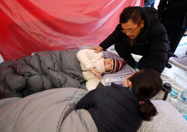 단식투쟁을 했던 자유한국당 황교안 대표가 2일 청와대 사랑채 앞 투쟁 천막을 방문해 단식 중인 정미경 의원(왼쪽)과 신보라 의원을 격려하고 있다. 연합뉴스