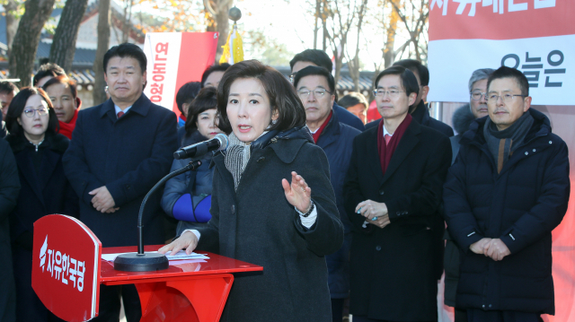 자유한국당 나경원 원내대표가 2일 청와대 사랑채 인근 투쟁천막 앞에서 열린 최고위원회의에서 발언하고 있다. 연합뉴스