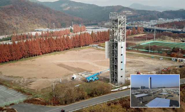 지난달 29일 대구시 북구 서변동 대성에너지 태양열발전연구시설 철거 현장. 바닥에 설치된 태양열 반사경을 모두 철거한데 이어 솔라타워 해체작업이 한창이다. 작은 사진은 철거 전 연구시설. 김영진 기자 kyjmaeil@imaeil.com