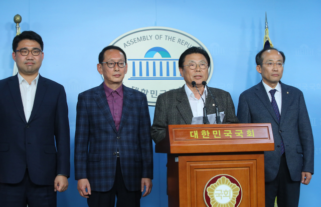 자유한국당 추경호 전략기획부총장(오른쪽부터), 박맹우 사무총장, 김도읍 당 대표 비서실장, 원영섭 조직부총장이 2일 국회 정론관에서 당직자 일괄 사퇴를 발표하고 있다. 연합뉴스