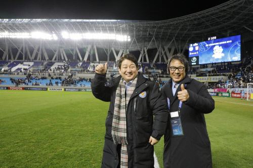 대구FC 구단주인 권영진 대구시장(왼쪽)과 조광래 단장이 대구FC 경기장을 찾아 화이팅을 외치고 있다. 대구FC 제공