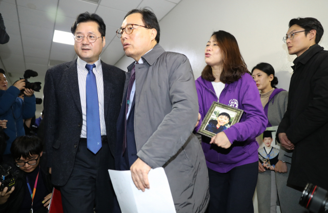 27일 오전 서울 여의도 국회에서 열린 행정안전위원회 전체회의장 앞에서 고 김태호 군의 어머니 이소현씨가 회의에 입장하는 더불어민주당 홍익표 간사(왼쪽)와 자유한국당 이채익 간사에게 어린이 교통안전 강화 법안의 신속한 처리를 촉구하고 있다. 연합뉴스