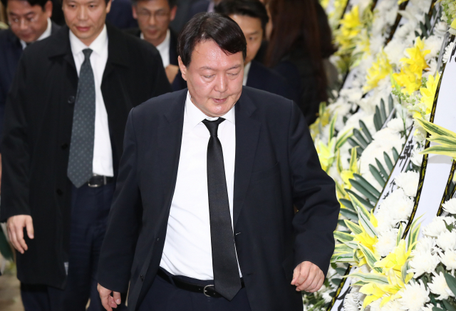 윤석열 검찰총장이 2일 오후 서울 서초구 서울성모병원 장례식장에 마련된 전 청와대 민정비서관실 특별감찰반 수사관의 빈소를 조문한 뒤 굳은 표정으로 나오고 있다. 연합뉴스
