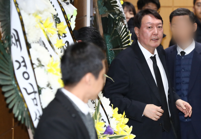 윤석열 검찰총장이 2일 오후 서울 서초구 서울성모병원 장례식장에 마련된 전 청와대 민정비서관실 특별감찰반 수사관의 빈소를 조문한 뒤 굳은 표정으로 나오고 있다. 연합뉴스