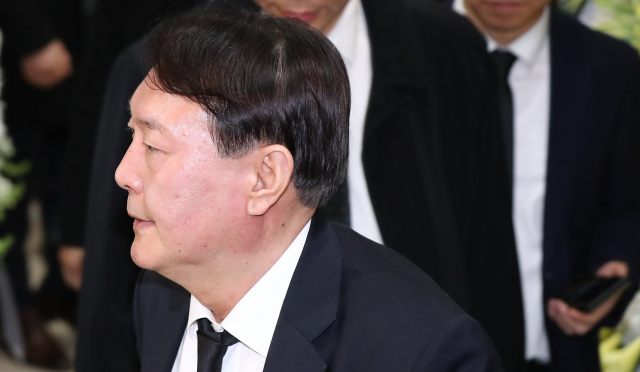 윤석열 검찰총장이 2일 오후 서울 서초구 서울성모병원 장례식장에 마련된 전 청와대 민정비서관실 특별감찰반 수사관의 빈소를 조문한 뒤 굳은 표정으로 나오고 있다. 연합뉴스
