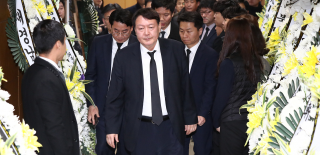 윤석열 검찰총장이 2일 오후 서울 서초구 서울성모병원 장례식장에 마련된 전 청와대 민정비서관실 특별감찰반 수사관의 빈소를 조문한 뒤 굳은 표정으로 나오고 있다. 연합뉴스